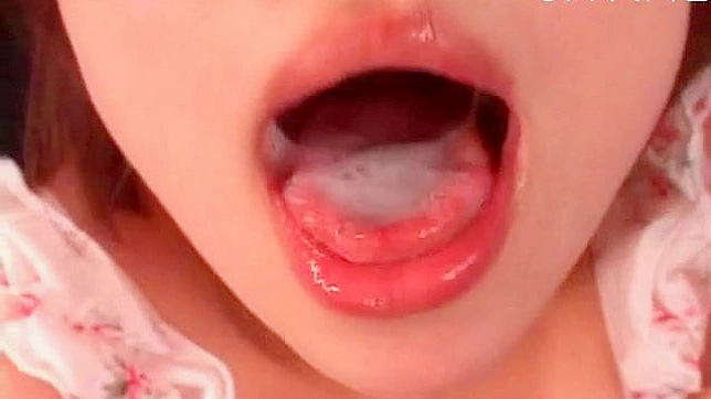 甜美的日本宝贝开心地接收嘴里的精液