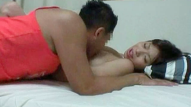 优雅的日本少女以狗式姿势自慰她的私处。