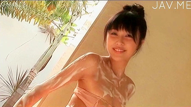 迷人的亚洲公主展示她性感的身体