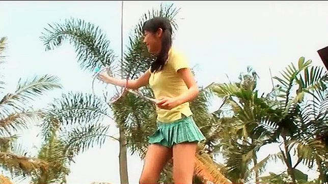 穿着短裙的日本双马尾少女展示她的翘臀