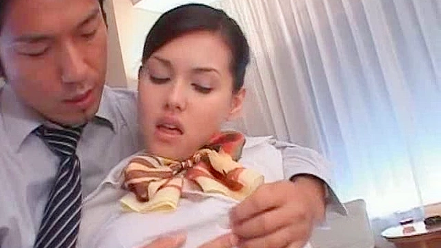 漂亮又邪恶的亚洲妹子在室内满足他的勃起需求。