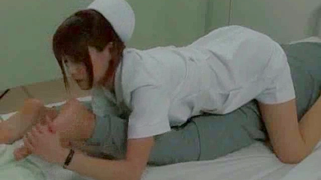 亚洲护士正在医院为病人做按摩。