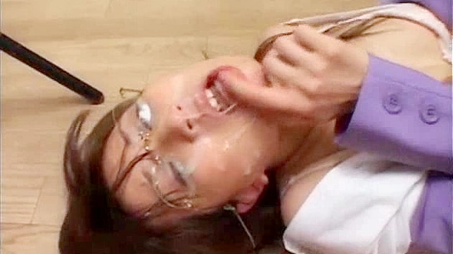 迷人的日本妹子用湿润的口技带来极致快感