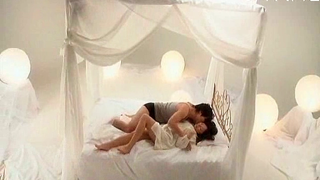 可爱亚洲小妞的愉悦浪漫床上欢愉体验