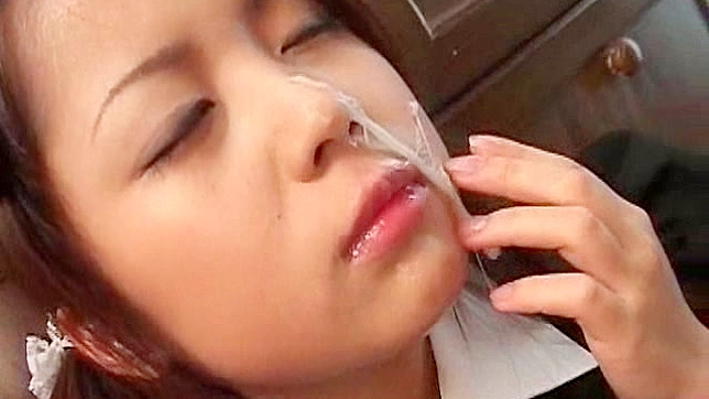 可爱日本小甜心用泡沫搓洗饥渴的男性阳具