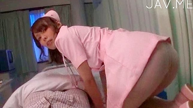 深指爱抚带来的愉悦体验给可爱的日本护士
