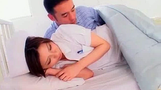可爱的日本护士用狂野口交唤醒欲望