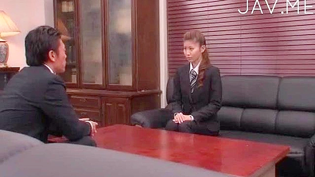 棕发女郎在面试中舔男人的屁股