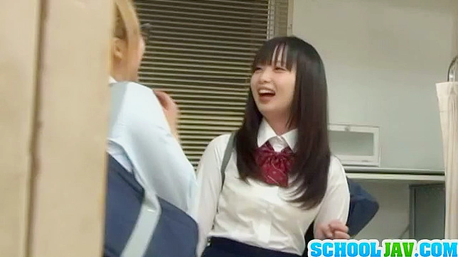 日本少女口交后狗式激情