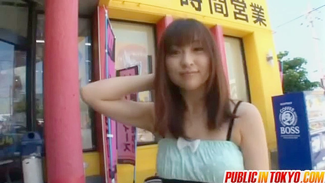 在录像带店，由纪子被疯狂操逼