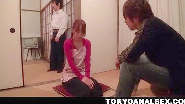 甜美的日式性爱：裙后三人性交肛交激战