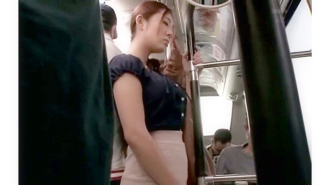 没有穿胸罩和内裤的大奶妻子想成为变态情人视频2