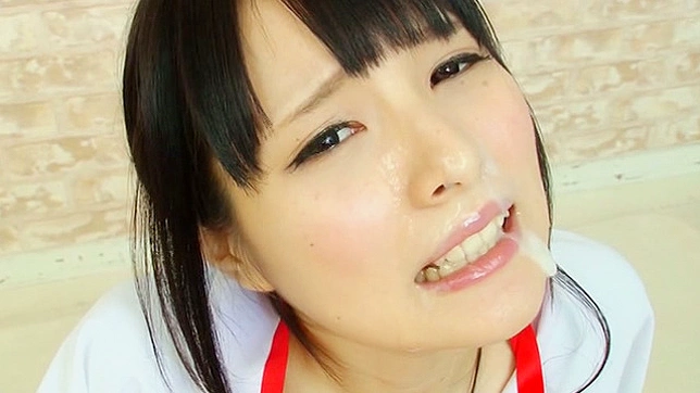 渴望精液面部喷射的迷人可爱女士视频