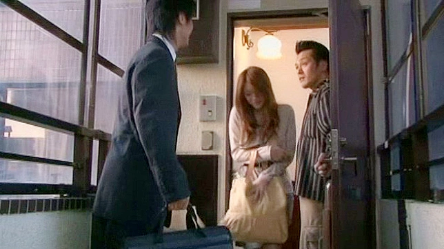 公寓楼内欢愉：妻子被激情征服高声呻吟