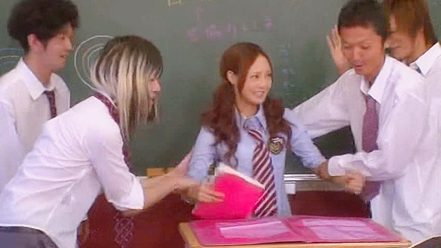 老师逮到学生，猛将舌头塞进她喉咙里