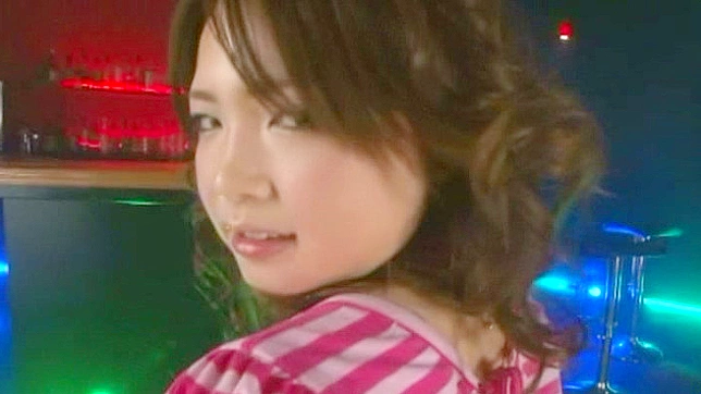 日本少女如消防水管般潮吹，两男淋浴她另有一人撕裂她的阴毛丛