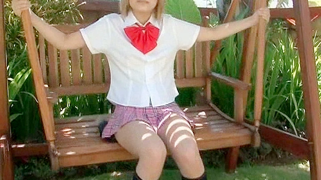 金发色情明星穿校服展示她美丽的双腿