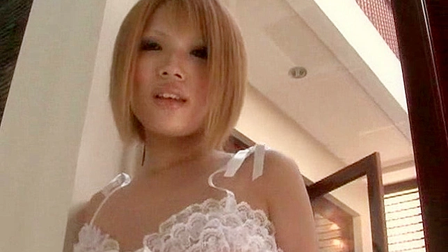 性感女星透明内衣展示她惊人的身材