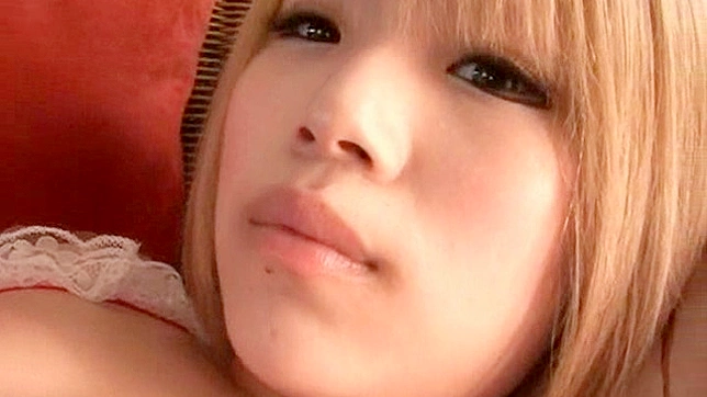 穿红网袜的狂野女星拿起高级震动棒享受激情阴道刺激