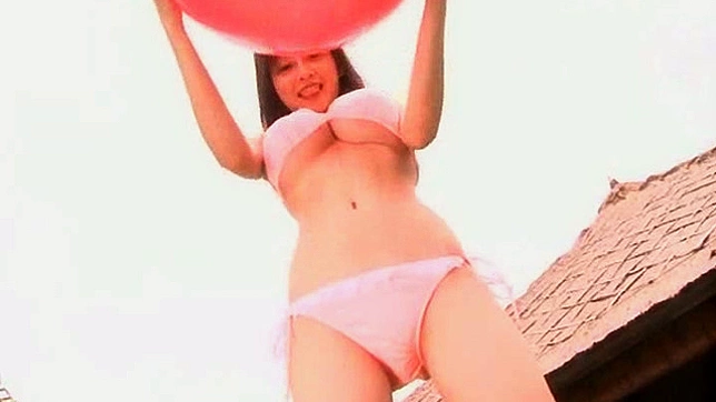 迷人模特拥有令人惊叹的丰满胸部