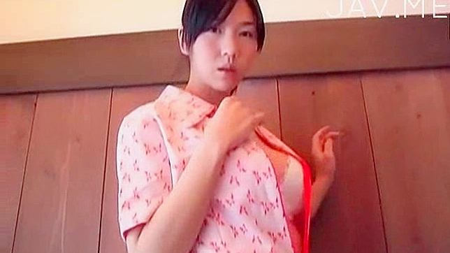 女孩展示漂亮的胸部和美腿