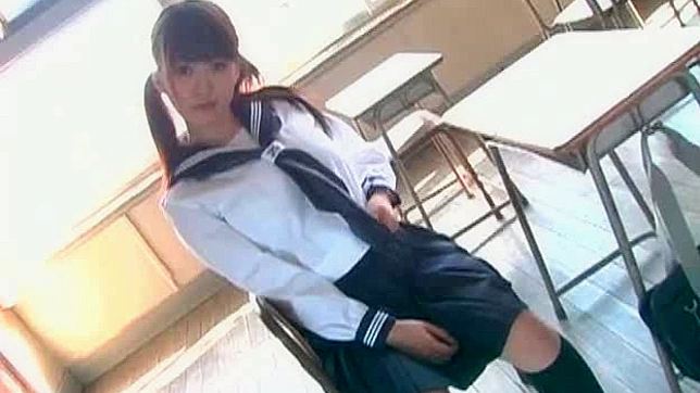 调皮少女在镜头前脱衣