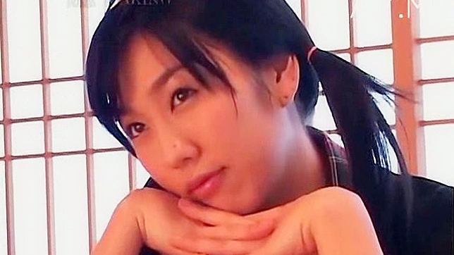 年轻的色情明星脱下内裤