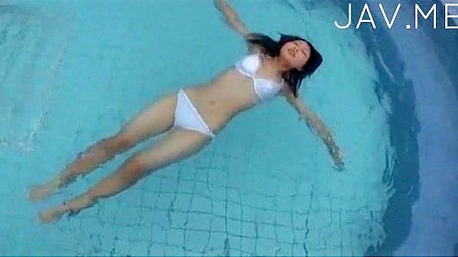 女学生在旁边脱衣服