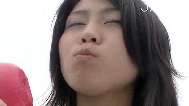 女学生在旁边脱衣服