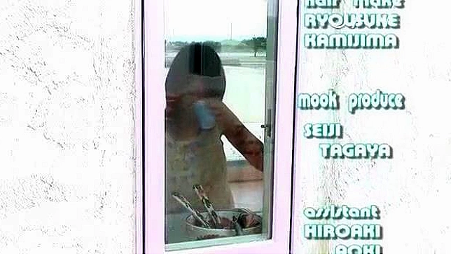 年轻顽皮的AV女星展示她的身体