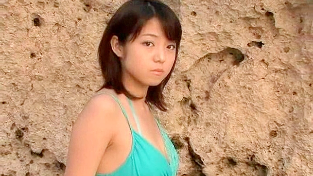 青春少女展示她火热的胸部魅力