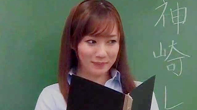 业余性感的日本老师正在自慰她的私处。
