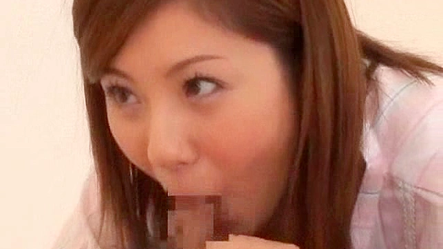 可爱裸体日本女郎正在吞下大鸡巴