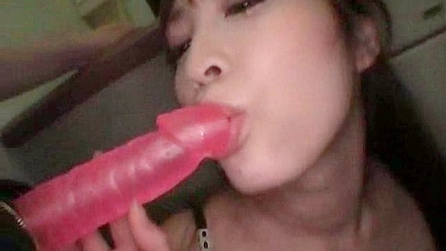妹子舔着震动棒然后猛操她的小穴