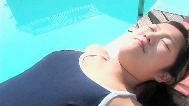 迷人日本妹子泳装下秀出丰满的阴唇印痕