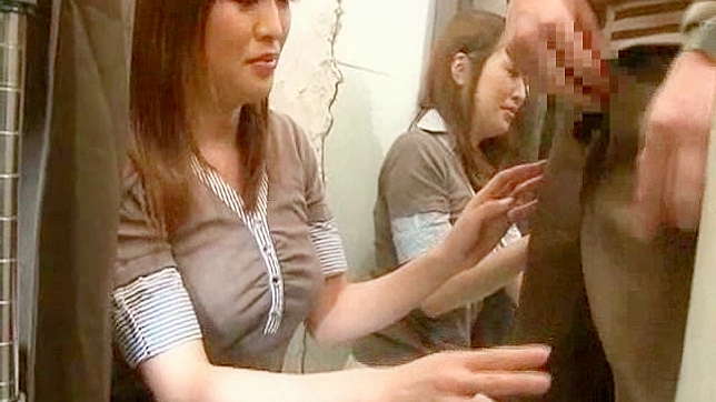 迷人活泼的日本美女正在深情吮吸硬朗阳具