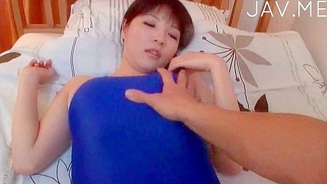 优雅的日本口交女神正在吞下他的巨大阳具