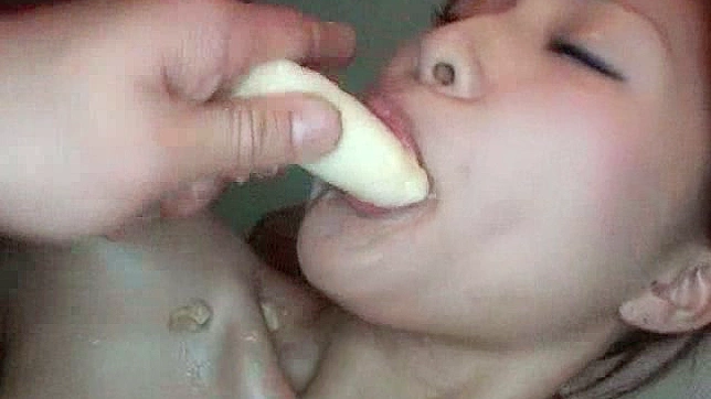 玩具让她兴奋不已
