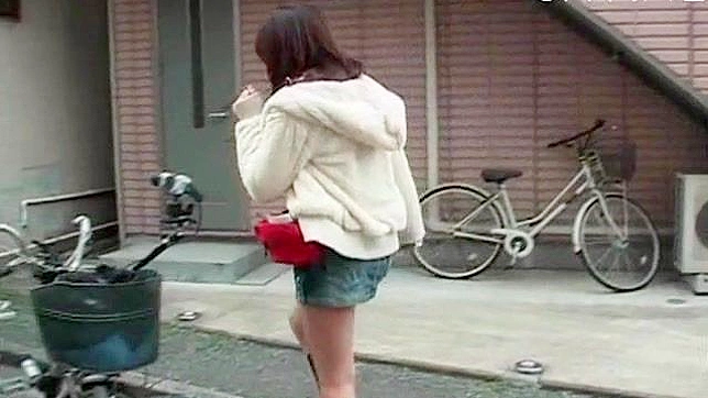 她骑着震动器座椅自行车享受快感