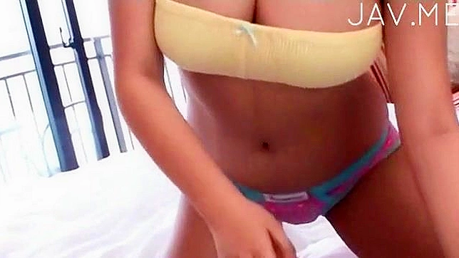 美女展示她的大胸部