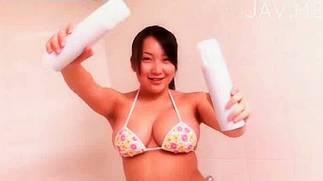 可爱的宝贝被玩具挑逗和戏弄