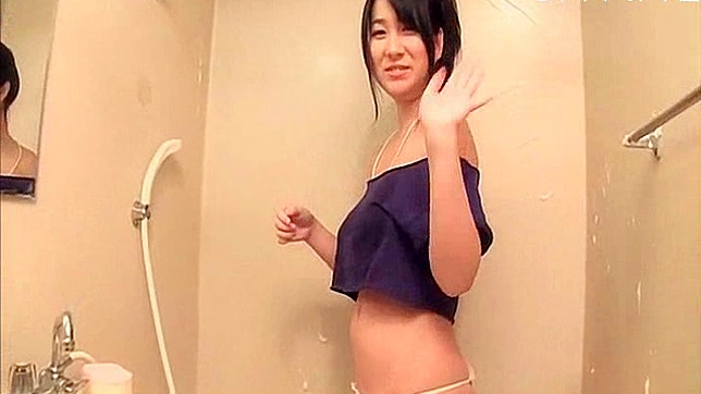 丰满美女被猛力撞击的激情时刻