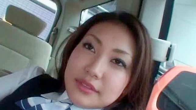 娇小迷人的日本女孩在车里吸屌