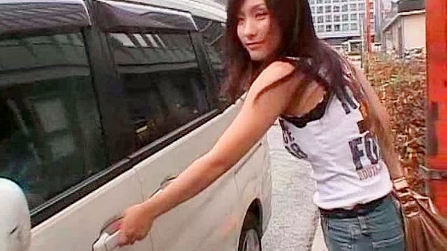 害羞的亚洲娃娃被诱惑