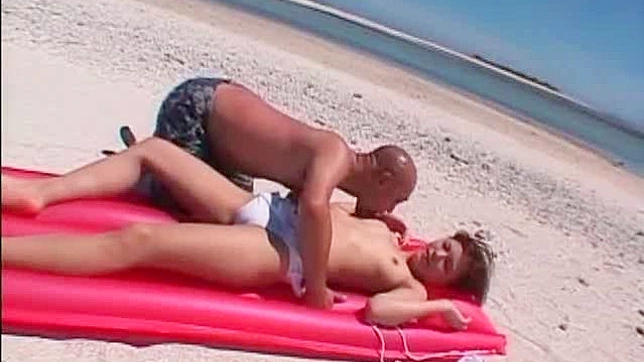 丰满蜜臀海滩激情性爱