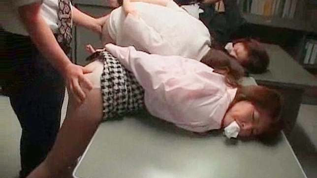 迷人的日本AV女优沉迷于束缚性爱的快感中