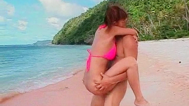 迷人的亚洲美女穿比基尼户外被猛操