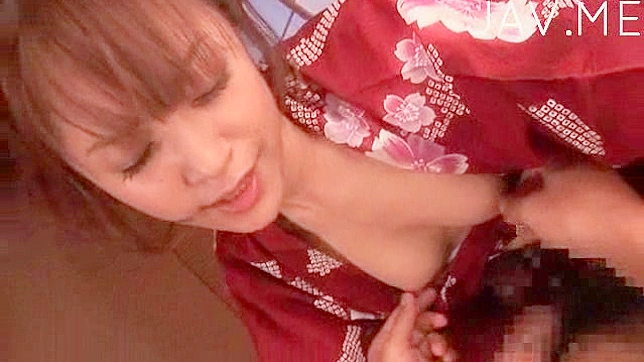 穿着和服的日本女星在进行刺激的角色扮演游戏。