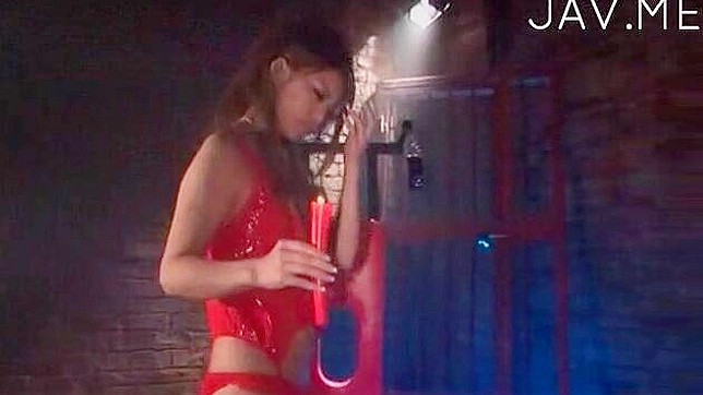 挑逗饥饿的日本女吸吮巨大爱棒