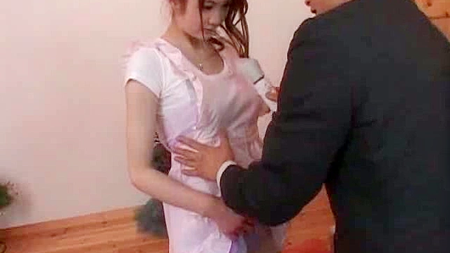 亚洲少女拥有迷人的胸部，用玩具自慰湿漉小穴。